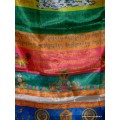 Grand Drapeau Tibétain en Soie – 4,5m x 70cm – Artisanat du Népal 