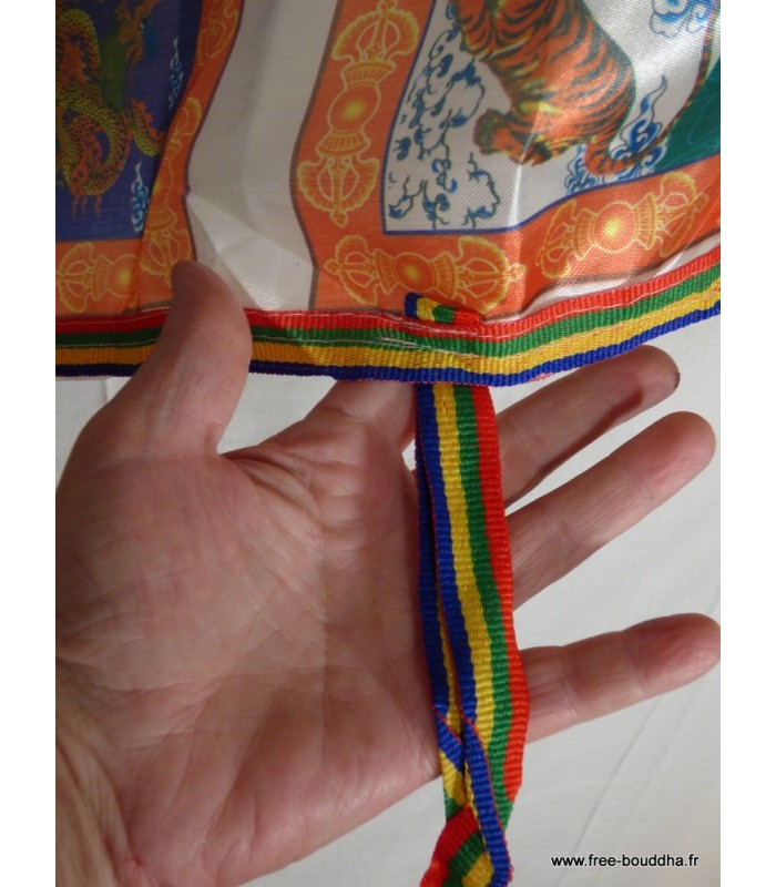 Grand Drapeau Tibétain en Soie – 4,5m x 70cm – Artisanat du Népal 