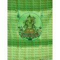 Drapeau bouddhiste Tara Verte en soie, artisanal du Népal.