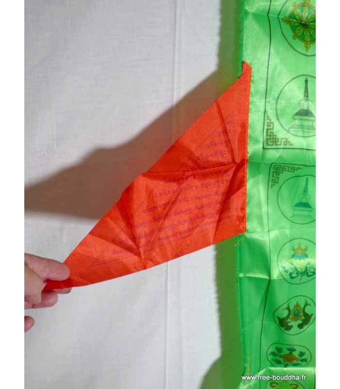 Drapeau bouddhiste Tara Verte en soie, artisanal du Népal.