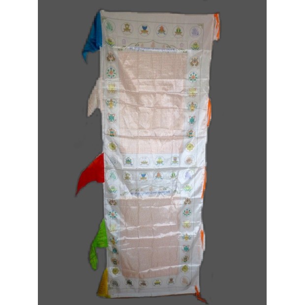 Drapeau bouddhiste en soie artisanale du Népal.