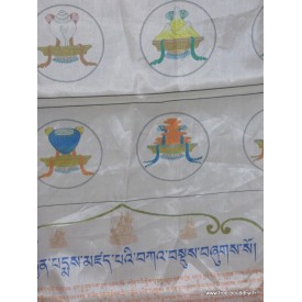 Drapeau bouddhiste en soie artisanale du Népal.