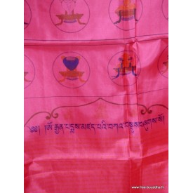 Drapeau bouddhiste en soie artisanale du Népal.