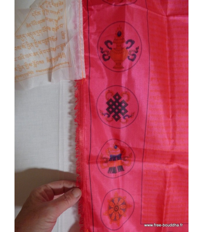 Drapeau bouddhiste en soie artisanale du Népal.