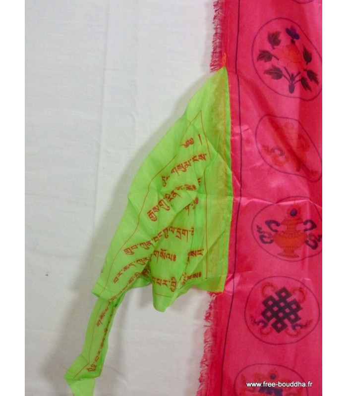 Drapeau bouddhiste en soie artisanale du Népal.