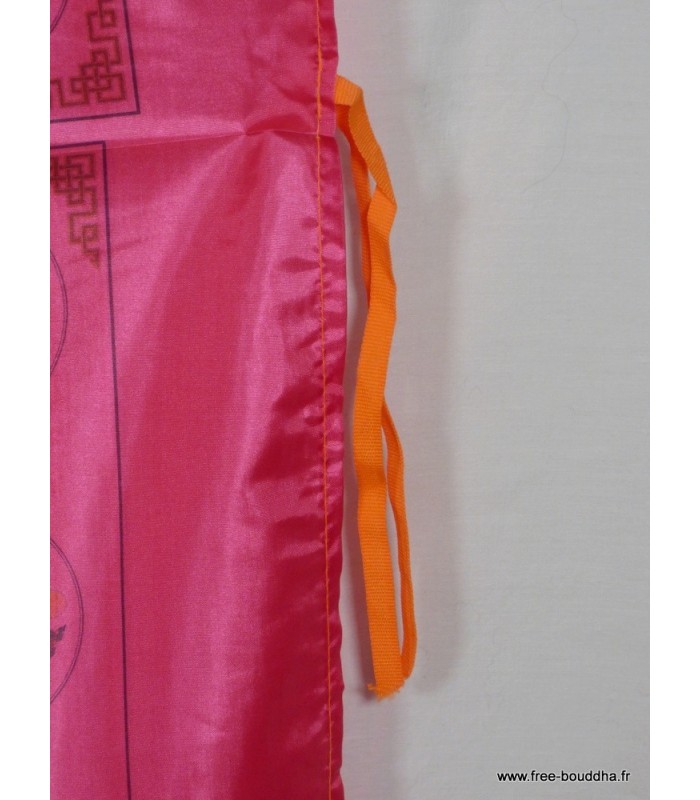 Drapeau bouddhiste en soie artisanale du Népal.