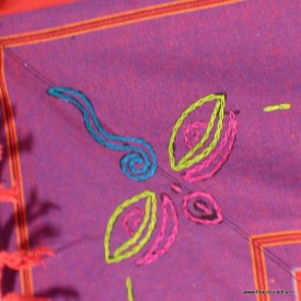 Nappe tibétaine en coton épais aux tons violet et safran.