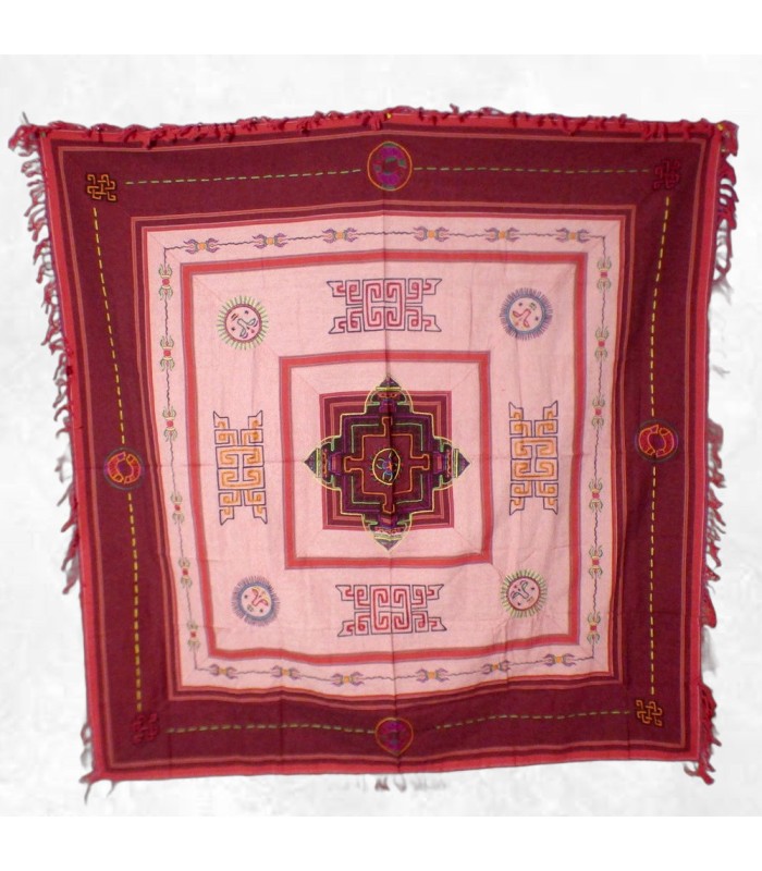 Nappe tibétaine artisanale aux symboles bouddhistes.