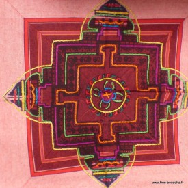 Nappe tibétaine artisanale aux symboles bouddhistes.