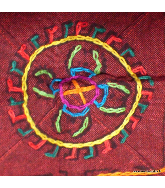 Nappe tibétaine artisanale aux symboles bouddhistes.