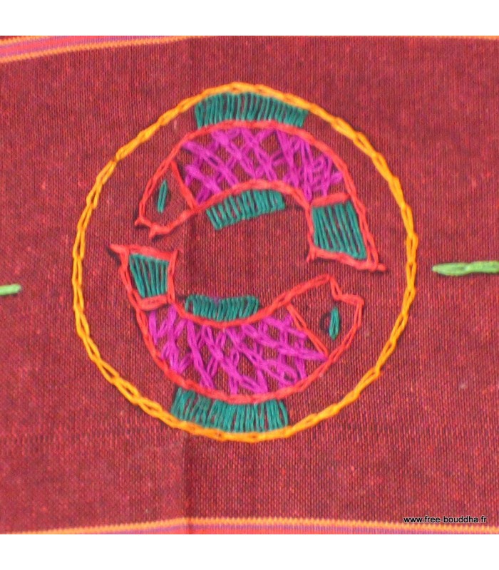 Nappe tibétaine artisanale aux symboles bouddhistes.