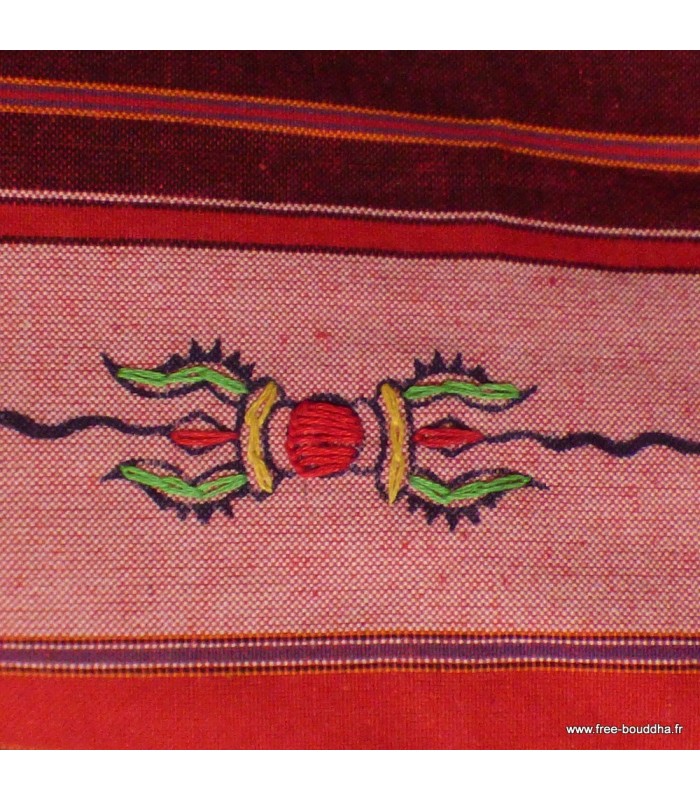 Nappe tibétaine artisanale aux symboles bouddhistes.