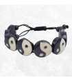 Bracelet tibétain artisanal en os de buffle, unique et ajustable.