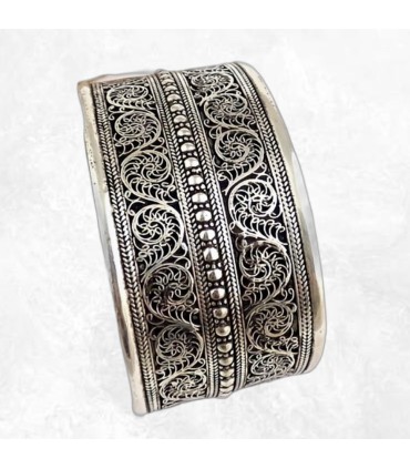 Bracelet tibétain en métal blanc gravé d'un dragon.