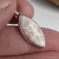 Pendentif Natrolite rose authentique - Forme marquise - BIjoux en Natrolite