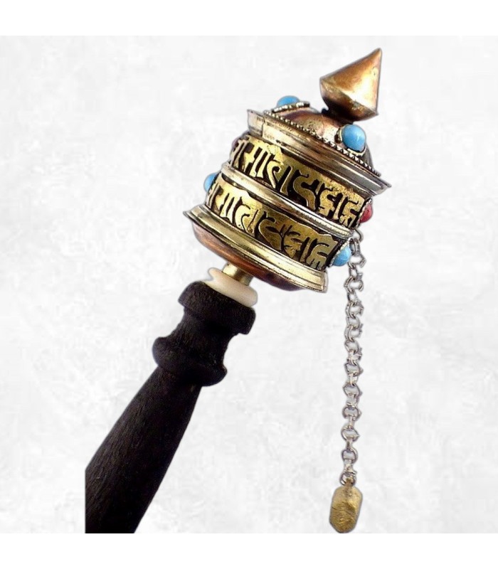 Moulin tibétain en métal, léger et pratique.