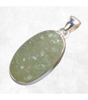 Pendentif argent 925 avec préhnite brute ovale naturelle.