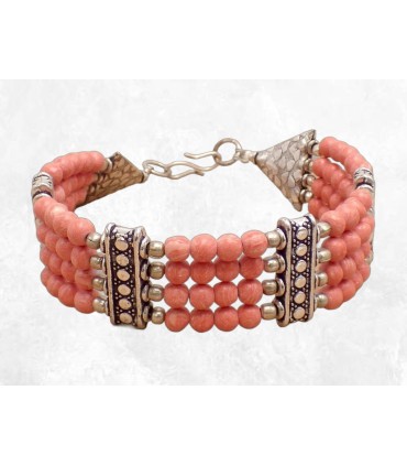 Bracelet tibétain en perles de corail rose et métal blanc.