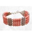 Bracelet tibétain en perles de corail rose et métal blanc.