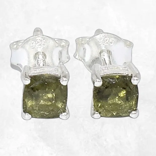 Clous d'oreilles carrés en Moldavite facettée - Bijoux en Moldavite