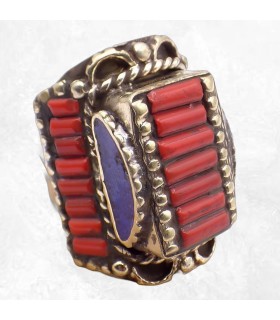 Bague tibétaine en métal blanc avec corail et turquoise.