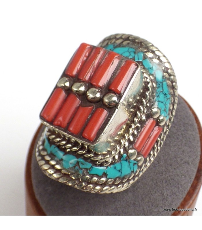 Bague tibétaine en métal blanc avec turquoise et corail.