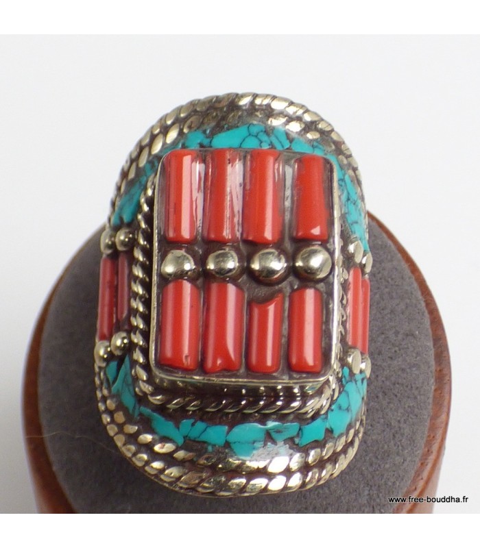 Bague tibétaine en métal blanc avec turquoise et corail.