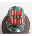 Bague tibétaine en métal blanc avec turquoise et corail.