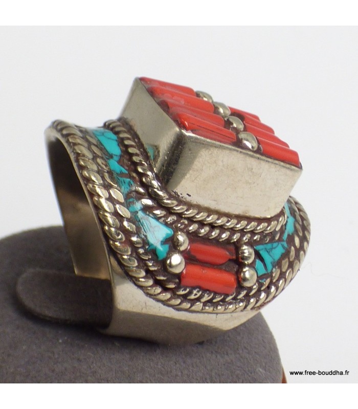 Bague tibétaine en métal blanc avec turquoise et corail.