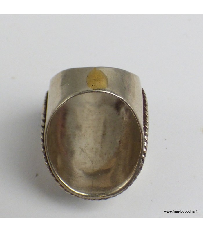 Bague tibétaine en métal blanc avec turquoise et corail.