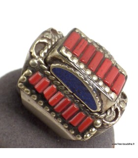 Bague tibétaine en métal blanc avec corail et turquoise.