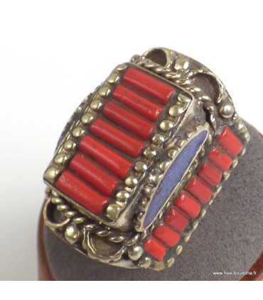 Bague tibétaine en métal blanc avec corail et turquoise.