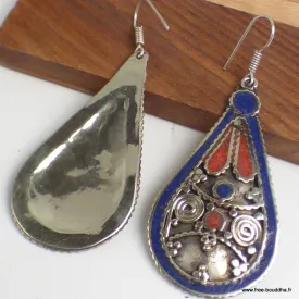 Boucles d'oreilles tibétaines pendantes métal et résine - Boucles d'oreilles tibétaines