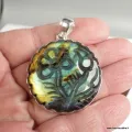 Gros pendentif Labradorite sculptée fleur - Bijoux en Labradorite