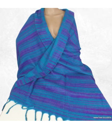 Châle oversize en laine de yak vert turquoise, doux et polyvalent.