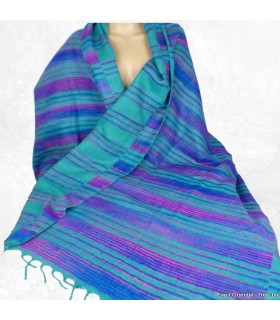 Châle tibétain doux et coloré, idéal pour méditation ou salon.