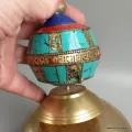 Moulin à prières bouddhistes pierres et mantra - Objets rituels bouddhistes