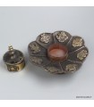Brûleur d'encens tibétain en métal avec signes auspiceux.