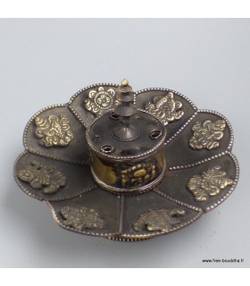 Brûleur d'encens tibétain en métal avec signes auspiceux.