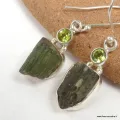 Boucles d'oreilles Moldavite brute et péridot - Boucles d'oreilles en pierres naturelles
