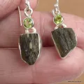 Boucles d'oreilles Moldavite brute et péridot - Boucles d'oreilles en pierres naturelles