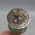 Moulin à prière bouddhiste avec mantras et turquoise 20 cm - Moulins à Prières tibétains