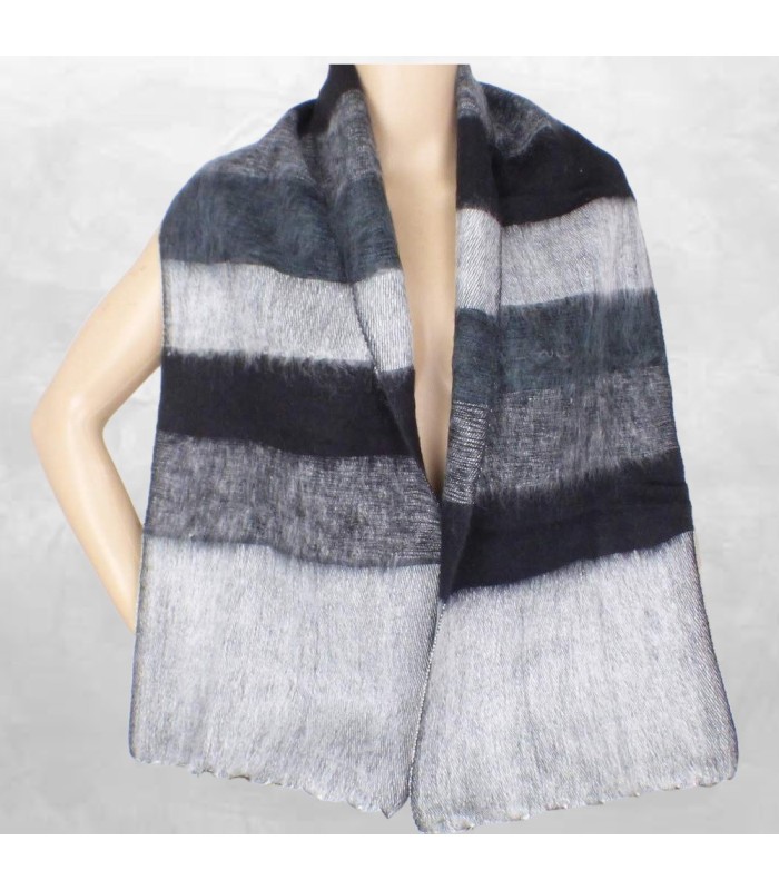 Écharpe en laine de yak rayée noire et grise.