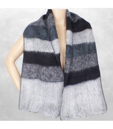 Écharpe en laine de yak rayée noire et grise.