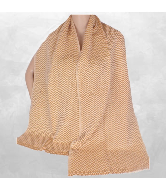 Écharpe en laine et cachemire, motif zig zag moutarde.
