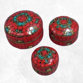 Boîte à bijoux artisanale du Népal – Métal et pierres rouges