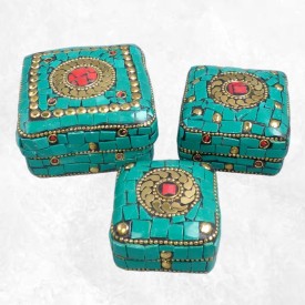 Boîte à bijoux artisanale du Népal – Métal et pierres vertes