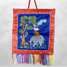 Tenture bouddhiste en soie bleue, fabriquée au Népal.