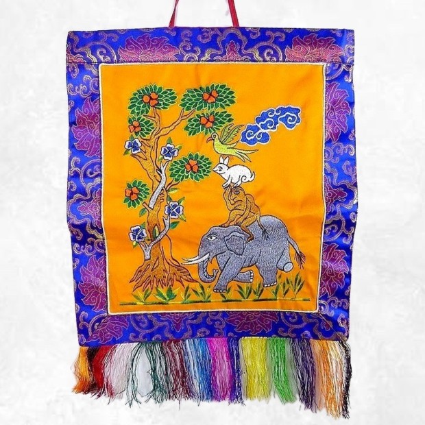 Tenture bouddhiste Quatre Amis safran brodée main – Artisanat du Népal