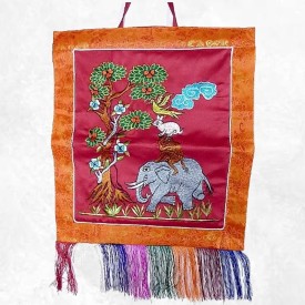 Tenture bouddhiste Quatre Amis bordeaux brodée main - Népal
